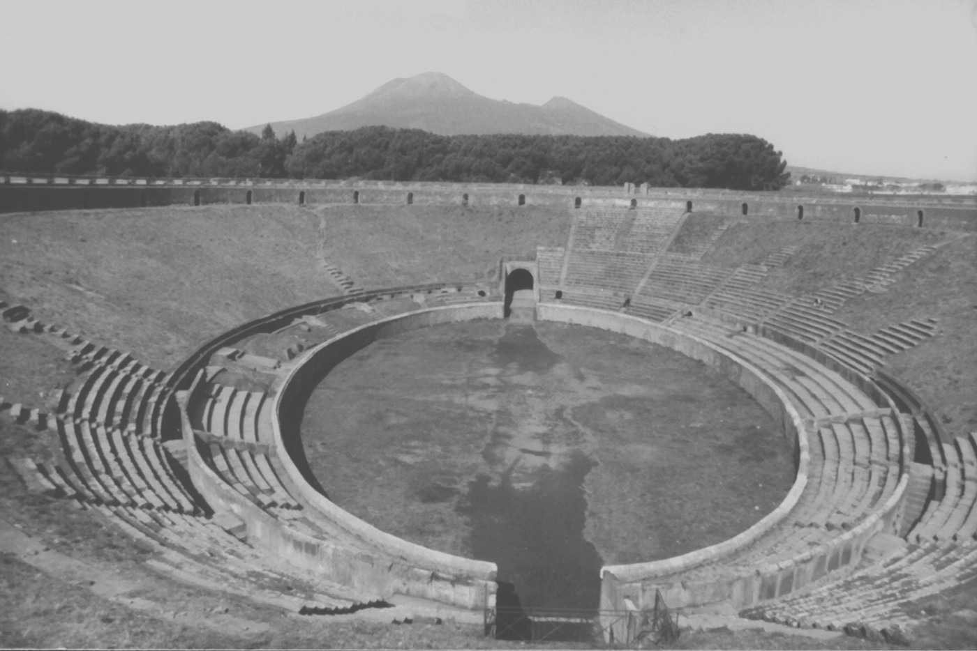 Figure 8-1: Pompeii’s ancient amphithe-atre, dating to 80 BC, and the oldest known.